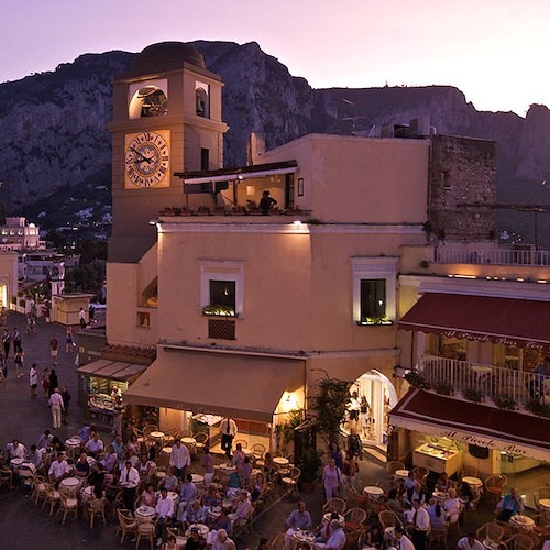 Turisti girano senza mascherina, raffica di multe a Capri 