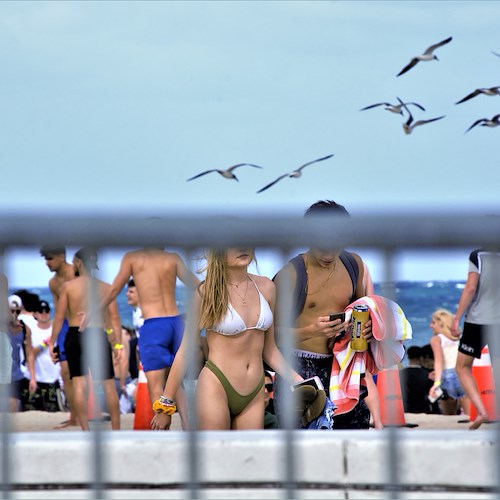 Turisti passeggiano a torso nudo sul lungomare di Mondragone, multe da 500 euro