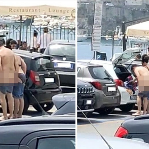 Turisti senza ritegno a Maiori: coppia sale dal mare e si cambia il costume nel parcheggio 
