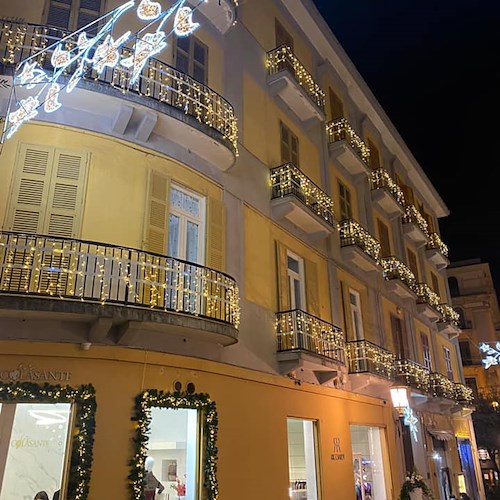 Tutto pronto per "IlluminiAMO Salerno", circa 13mila balconi accesi per l'iniziativa natalizia 