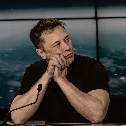 Twitter, Elon Musk toglie la spunta blu (e la restituisce solo ad alcuni)