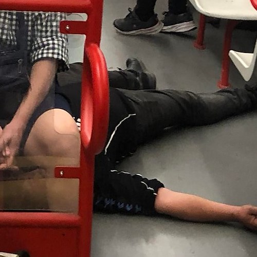 Ubriaco si addormenta sul pavimento del treno Napoli-Sorrento <br />&copy; Circumvesuviana. Guida alle soppressioni e ai misteri irrisolti