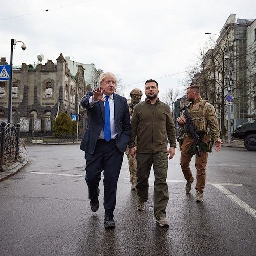 Ucraina, Boris Johnson su Putin: «Se fosse stato una donna non avrebbe dato inizio alla guerra»