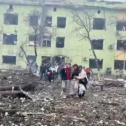 Ucraina, colpito ospedale pediatrico a Mariupol. Zelensky: «In corso genocidio». Mosca respinge accuse 