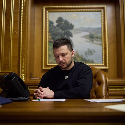 Ucraina, il sospetto di Zelensky: «Putin potrebbe essere morto». Mosca smentisce