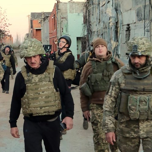Ucraina, l'attore Sean Penn a Kiev per documentare l’invasione russa