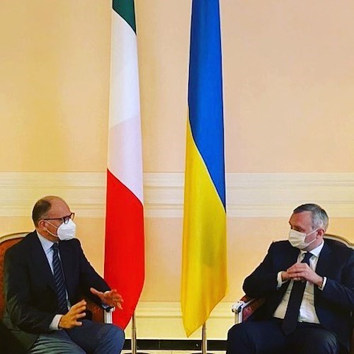 Ucraina, Letta: «È il nuovo 11 settembre, forniamo attrezzature militari agli ucraini»