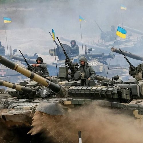 Ucraina-Russia, nuove esplosioni a Kiev e a Kharkiv: stamani i negoziati al confine con la Bielorussia