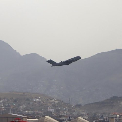 Ultimo aereo da Kabul: "la guerra è finita?"