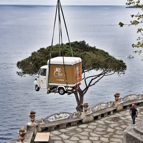 Positano Notizie Un Ape Chic Atterra Sulla Meravigliosa Terrazza Del San Pietro Di Positano L Arrivo In Elicottero Foto E Video