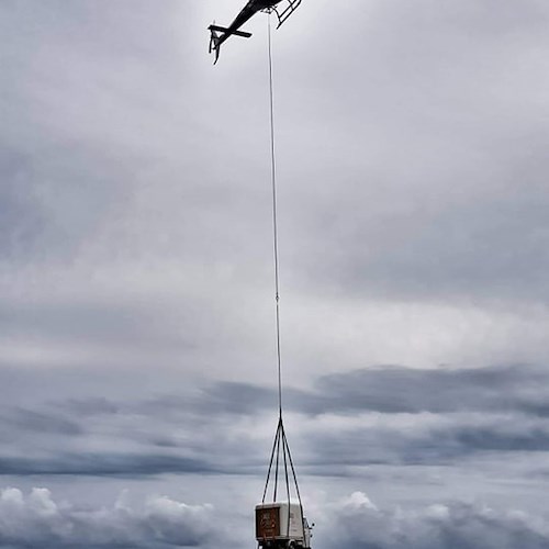 Un "Ape Chic" atterra sulla meravigliosa terrazza del San Pietro di Positano: l'arrivo in elicottero [Foto e Video] 