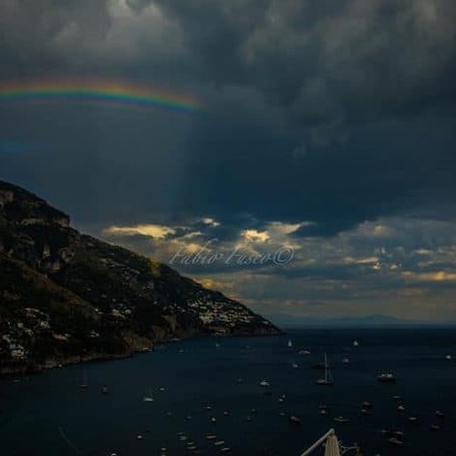 Un’aureola colorata su Positano: l’arcobaleno è meraviglioso nelle foto di Fabio Fusco 