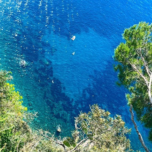 Un cuore nel mare azzurro di Positano: il suggestivo scatto di Fabio Fusco 
