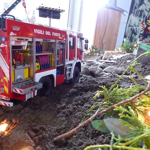 Un mese dalla frana di Casamicciola, tradizione e memoria si mescolano nel presepe esposto a Chiavenna