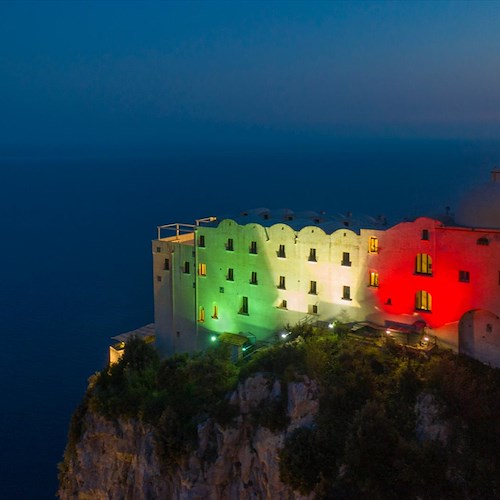 Un tricolore sulla scogliera della Costa d'Amalfi, le foto del Monastero Santa Rosa illuminato