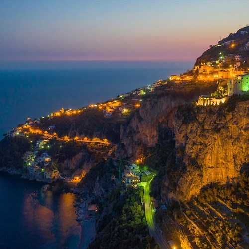 Un tricolore sulla scogliera della Costa d'Amalfi, le foto del Monastero Santa Rosa illuminato