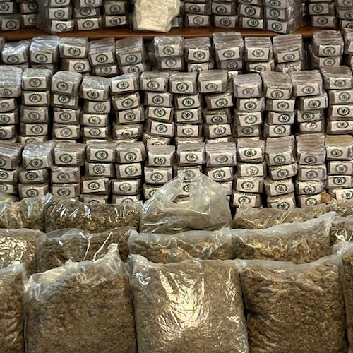 Una montagna di droga in un garage a Roma: sequestrati 600 chili di sostanza stupefacente, un arresto 