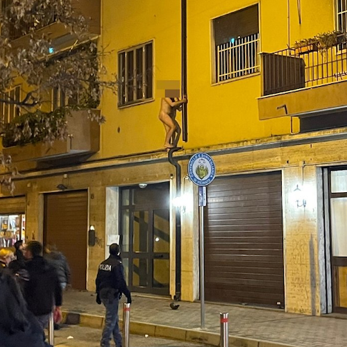 Uomo nudo si cala da un palazzo sotto gli occhi dei passanti, giallo a Mestre