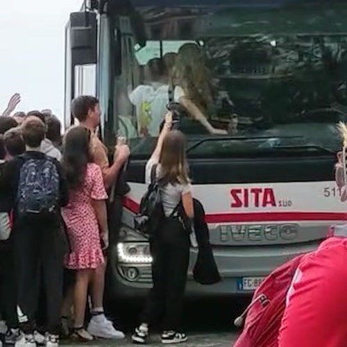 Urla e spintoni per prendere il bus diretto a Positano /FOTO e VIDEO