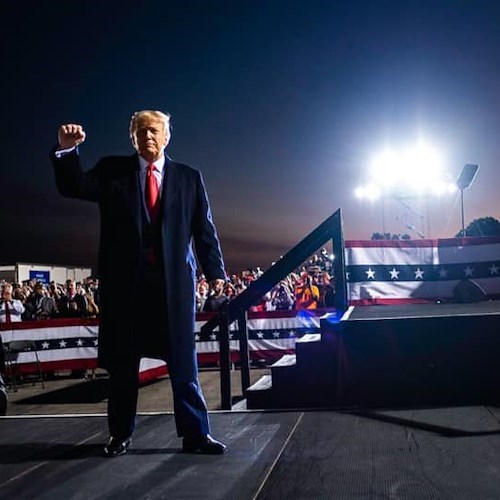 USA, Trump contro la Cina: «Pagherà per aver diffuso il Covid». Poi l'ironia sul clima: «Se gli oceani si alzano, avremo più case vista mare»