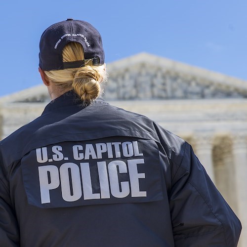 Usa, uomo si schianta con la sua auto contro il cancello di Capitol Hill poi si toglie la vita 