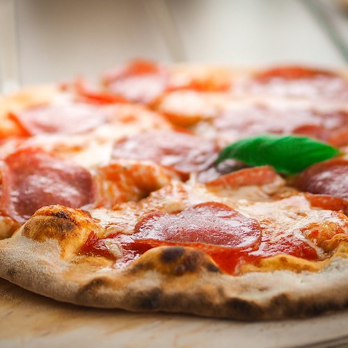 Utilizzava ingredienti di bassa qualità per le sue pizze "gourmet", denunciato titolare di una pizzeria a Salerno
