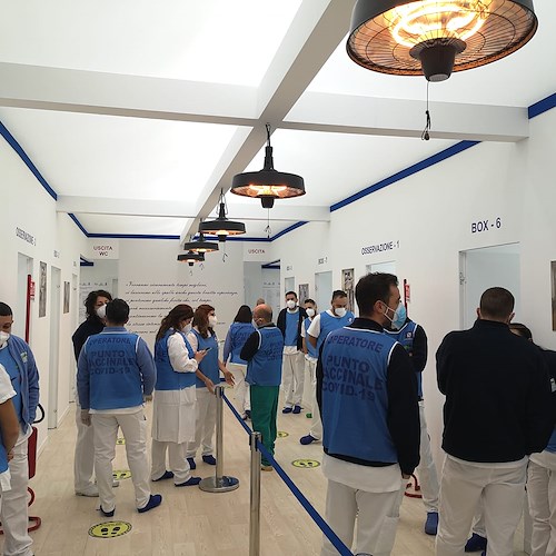 V-Day oggi in Campania. Vaccino Pfizer-BioNTech a sanitari di 7 ospedali tra cui il "Cotugno" e il “Ruggi” /Foto