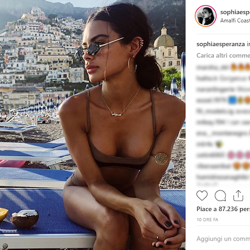 Vacanza a Positano per la modella e attrice Sophia Esperanza, amante del vegan e del fitness