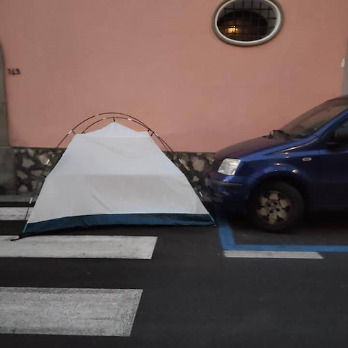 Vacanza "low cost on the coast", turisti montano una tenda sulla rotabile di Positano /FOTO