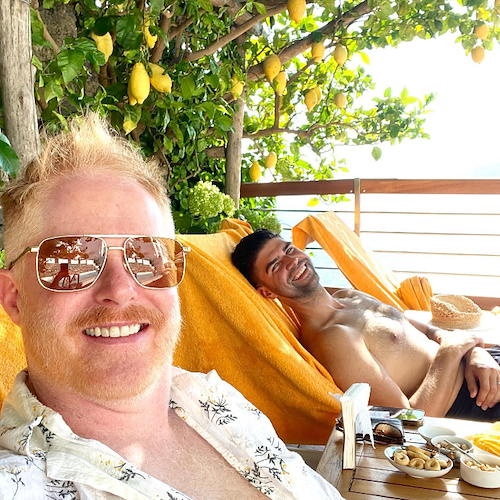 Vacanza romantica in Costa d'Amalfi per Jesse Tyler Ferguson, l'interprete di "Modern Family" a Positano 