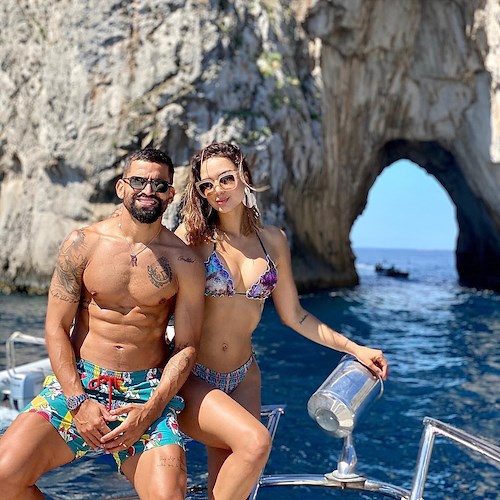 Vacanze a Positano per Tomás Rincón: le foto con la moglie Karina diventano virali