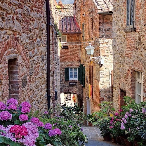 Borgo Castel del Monte, Abruzzo<br />&copy; pagina Facebook Borghi più belli d'Italia