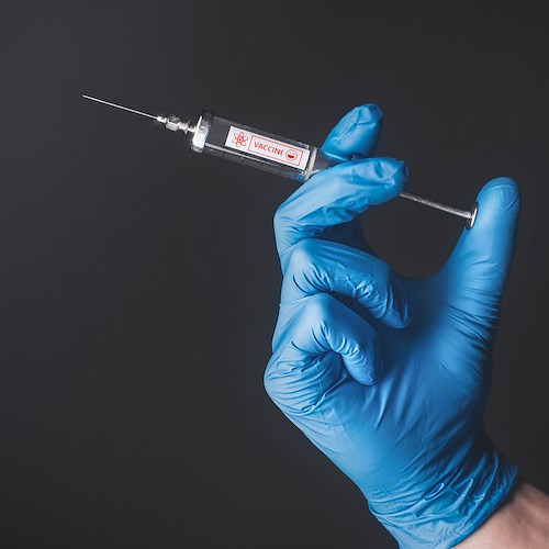 Vaccino, da oggi obbligo per over 50. Speranza al G7: «Immunizzarsi è decisivo contro Omicron»