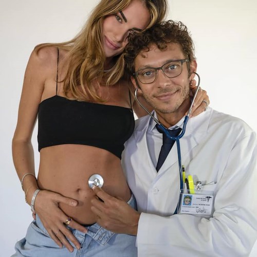 Valentino Rossi diventerà papà: il dottore lo annuncia via social e le foto diventano virali /Foto