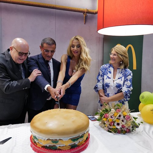 Valeria Marini conquista Battipaglia, la showgirl inaugura il nuovo ristorante McDonald’s