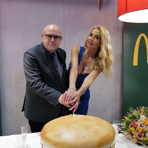 Valeria Marini conquista Battipaglia, la showgirl inaugura il nuovo ristorante McDonald’s