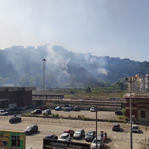 Vasto incendio a Posillipo, oltre 80 lanci d'acqua per domare le fiamme 