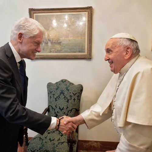 Bill Clinton e Papa Francesco in Vaticano lo scorso luglio<br />&copy; pagina FB Bill Clinton