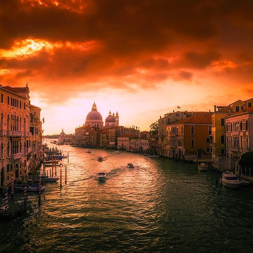 Venezia, sul Canal Grande appare chiazza verde. Zaia: "Si tratta di liquido tracciante"