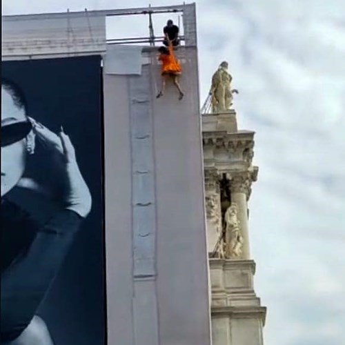 Venezia, turista tenta di lanciarsi nel vuoto: poliziotto eroe la afferra al volo e la salva