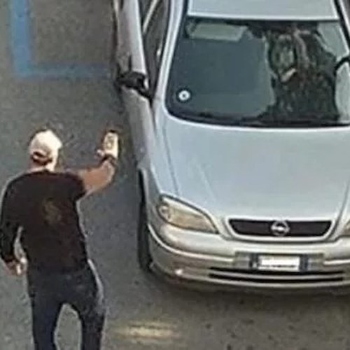 Venti euro a macchina e “tassa” per la foto panoramica, blitz contro parcheggiatori abusivi nel Napoletano