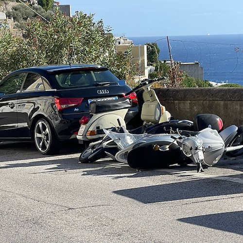 Vento forte fa danni in Costa d'Amalfi: motorini a terra, ormeggi rotti e pedane "volanti" /FOTO