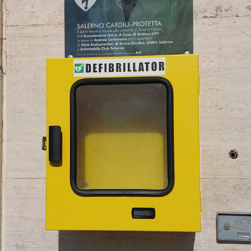 Vergogna a Salerno, ladri rubano defibrillatore installato a corso Garibaldi 