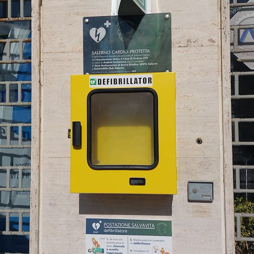 Vergogna a Salerno, ladri rubano defibrillatore installato a corso Garibaldi 