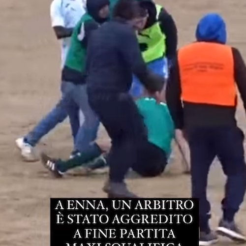 Vergogna allo stadio di Villarosa: arbitro inseguito, insultato e scaraventato a terra dai giocatori