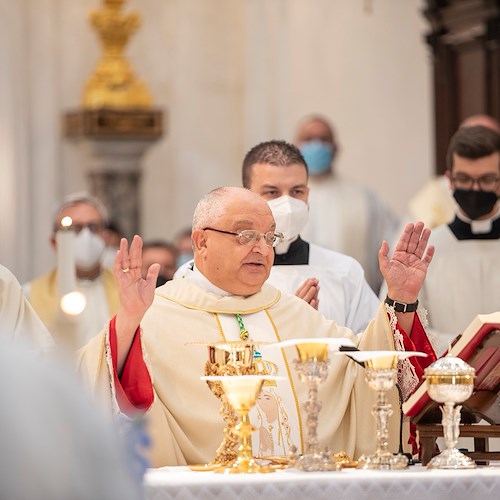 Vescovo vieta le processioni, nella diocesi Nocera-Sarno spuntano manifesti funebri 