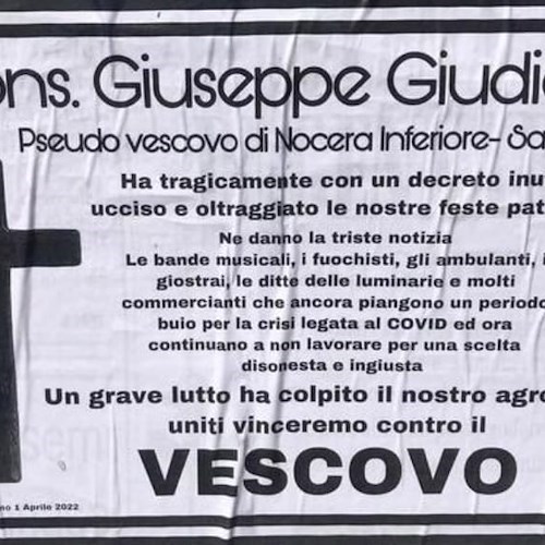 Vescovo vieta le processioni, nella diocesi Nocera-Sarno spuntano manifesti funebri 