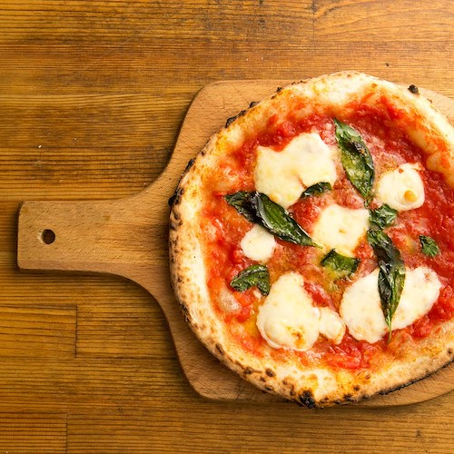 «Via dai menù la pizza napoletana se non rispetta le regole su ingredienti e cottura», l'appello di Coldiretti 