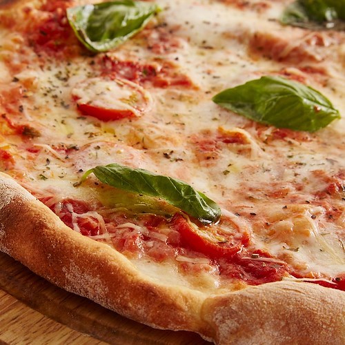 «Via dai menù la pizza napoletana se non rispetta le regole su ingredienti e cottura», l'appello di Coldiretti 