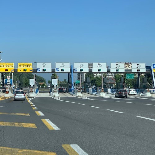 Viaggia a scrocco accodandosi ai veicoli con Telepass, anziano non paga 4mila euro di pedaggi 